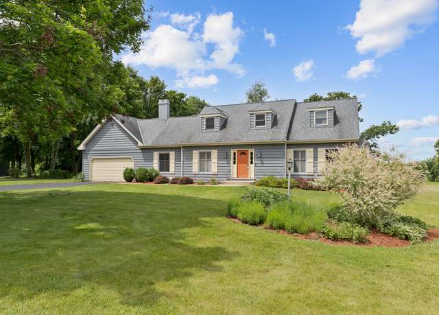 Property at 9020 Robin Hill Dr, Woodstock, IL 60098, 4 beds, 3 baths