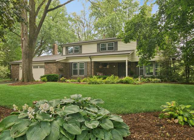 Property at 870 Georgetowne Ln, Barrington, IL 60010, 5 beds, 2.5 baths