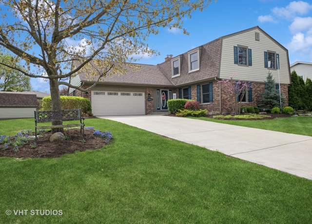 Property at 643 Summit Dr, Schaumburg, IL 60193, 5 beds, 2.5 baths