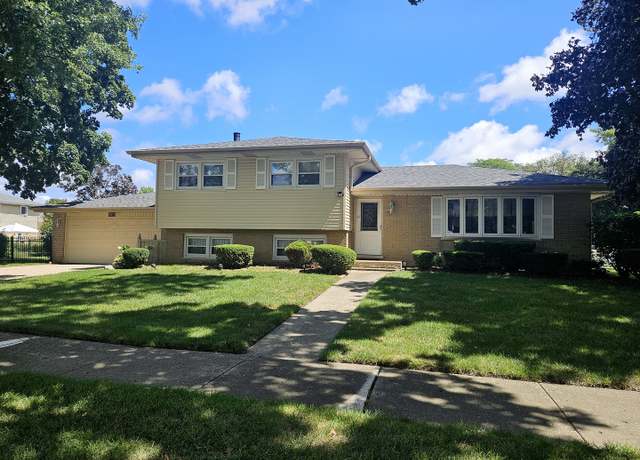 Property at 962 Twilight Ln, Wheeling, IL 60090, 3 beds, 2 baths