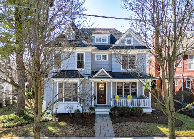 Property at 335 Grant Ct, Libertyville, IL 60048, 5 beds, 4.5 baths