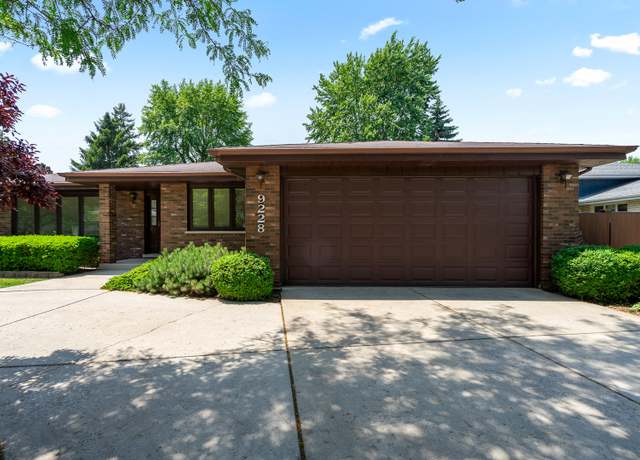 Property at 9228 Ridgeland Ave, Oak Lawn, IL 60453, 3 beds, 2 baths
