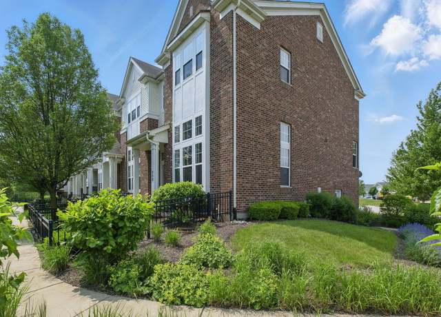 Property at 652 Grosvenor Ln, Aurora, IL 60504, 3 beds, 2.5 baths