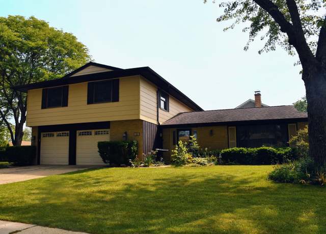 Property at 1301 Fairlane Dr, Schaumburg, IL 60193, 4 beds, 2.5 baths