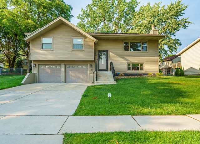 Property at 616 Boxwood Dr, Schaumburg, IL 60193, 4 beds, 3 baths