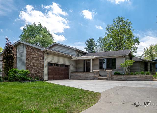 Property at 2031 W Winchester Dr, Freeport, IL 61032, 3 beds, 2.5 baths