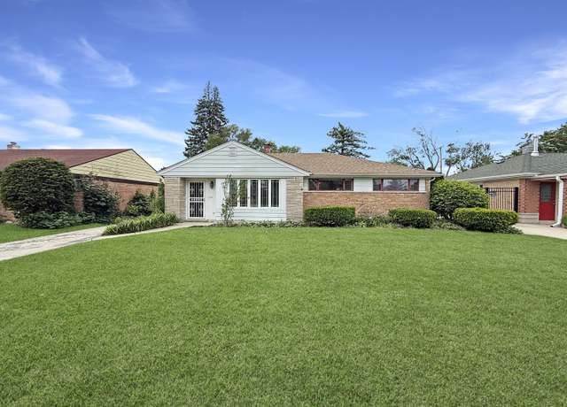 Property at 942 W Villa Dr, Des Plaines, IL 60016, 4 beds, 1.5 baths