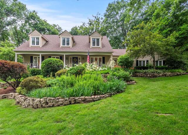 Property at 124 Hidden Oaks Dr, Barrington, IL 60010, 5 beds, 3.5 baths