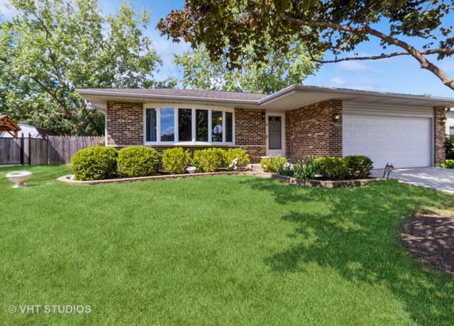 Property at 1942 Trail Ridge St, Arlington Heights, IL 60004, 3 beds, 2 baths
