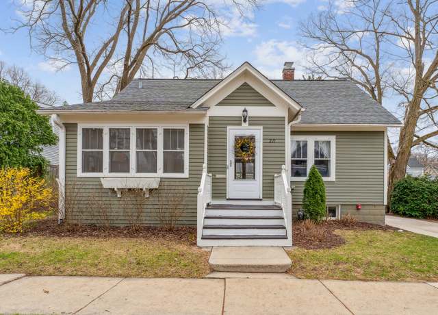 Property at 211 E Russell St, Barrington, IL 60010, 3 beds, 2 baths