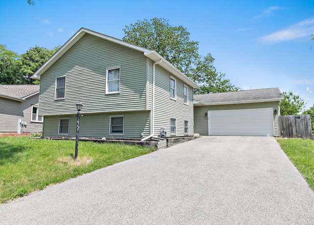 Property at 17 Autumn Ln, Streamwood, IL 60107, 3 beds, 2.5 baths
