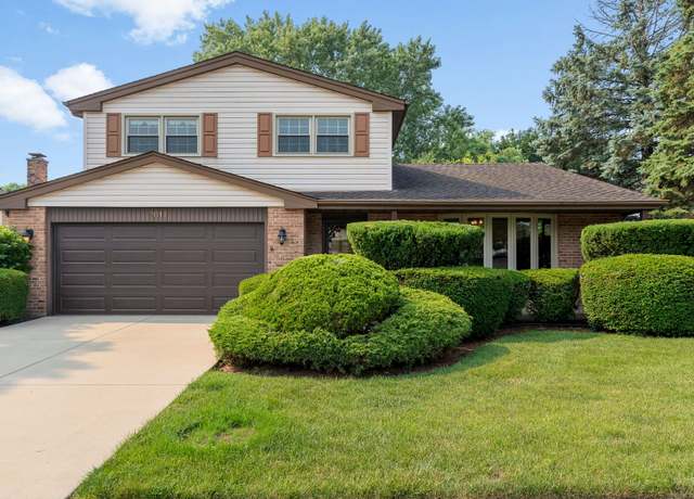 Property at 2011 E Canterbury Dr, Arlington Heights, IL 60004, 3 beds, 2.5 baths