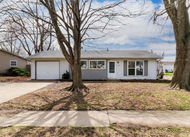 Property at 1605 Arrowhead Dr, Bloomington, IL 61704, 3 beds, 1 bath