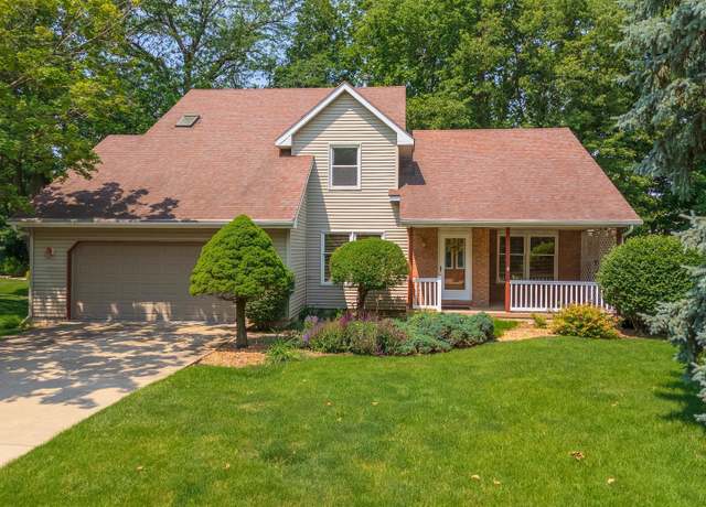 Property at 2321 Woodhavens Dr, Bloomington, IL 61701, 3 beds, 3.5 baths
