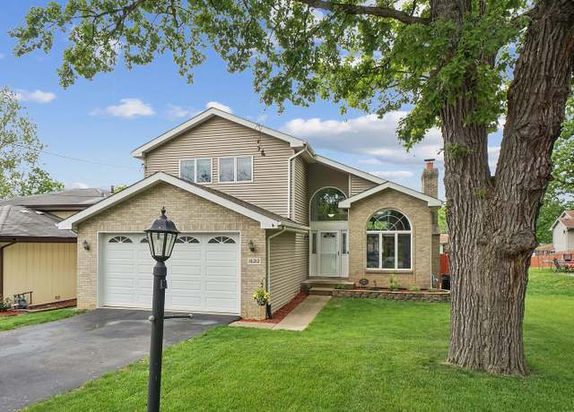 Property at 16212 Forest Ave, Oak Forest, IL 60452, 4 beds, 3 baths