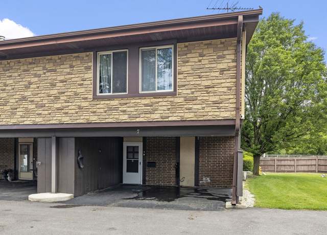 Property at 7 Cour Versaille, Palos Hills, IL 60465, 3 beds, 1.5 baths