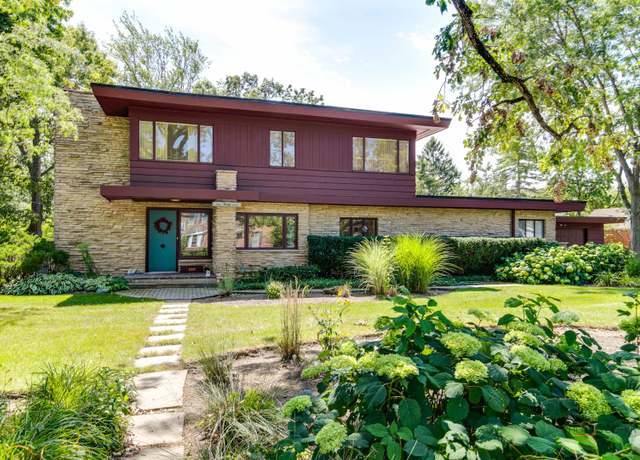 Property at 135 E Hawthorne Ct, Lake Bluff, IL 60044, 4 beds, 3.5 baths