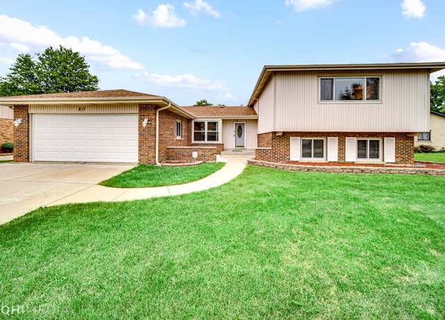 Property at 817 Kings Point Dr W, Addison, IL 60101, 4 beds, 2.5 baths