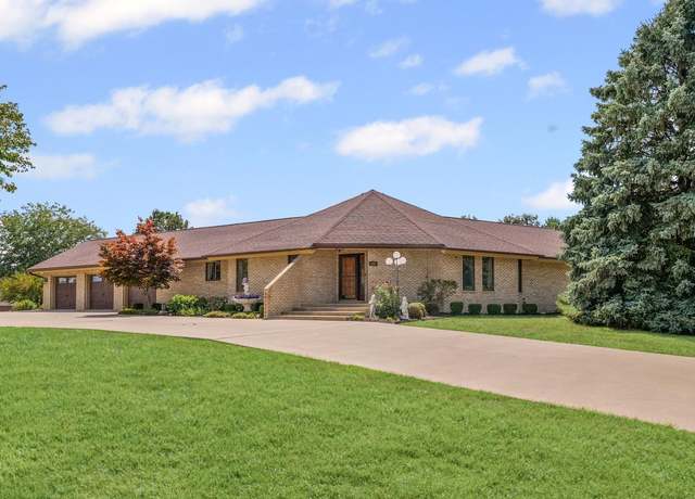 Property at 800 Cambridge Dr, Paxton, IL 60957, 2 beds, 2 baths