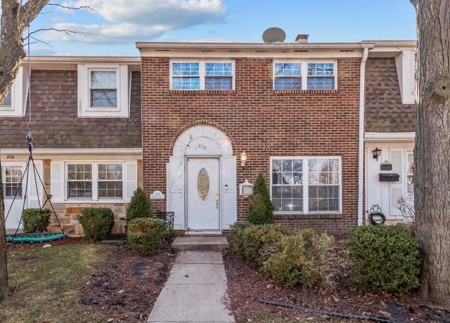 Property at 810 Bishop Ct, Schaumburg, IL 60194, 3 beds, 1.5 baths