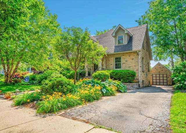 Property at 14 S George St, Mount Prospect, IL 60056, 4 beds, 2.5 baths