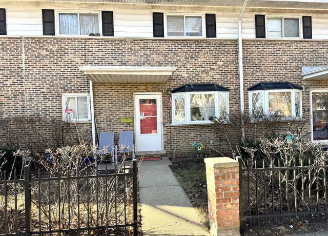 Property at 32 1st St, Wheeling, IL 60090, 3 beds, 1.5 baths