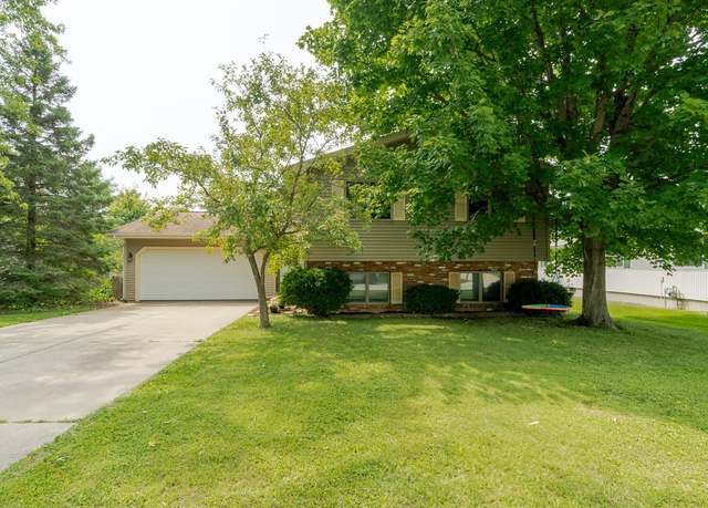 Property at 2207 Woodhavens Dr, Bloomington, IL 61701, 3 beds, 2 baths