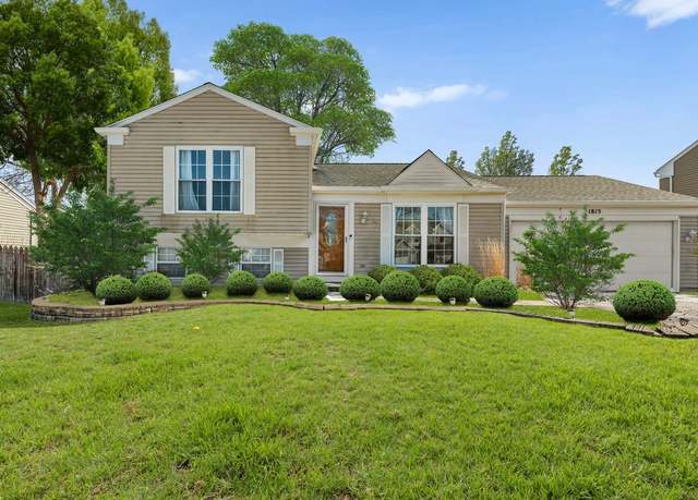 Property at 1815 College Green Dr, Elgin, IL 60123, 3 beds, 2 baths