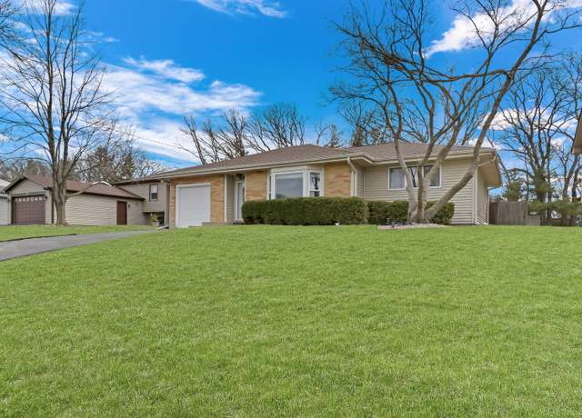 Property at 704 Greenbriar Ln, Lindenhurst, IL 60046, 3 beds, 1 bath