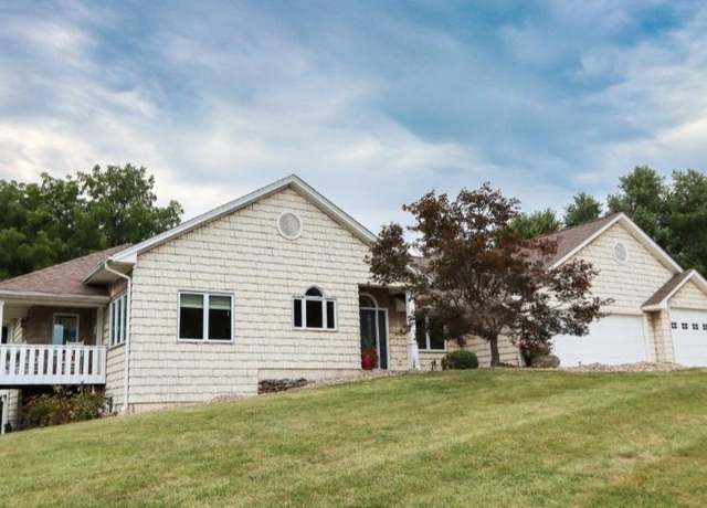 Property at 3510 Overlook Dr, Quincy, IL 62305, 4 beds, 3 baths