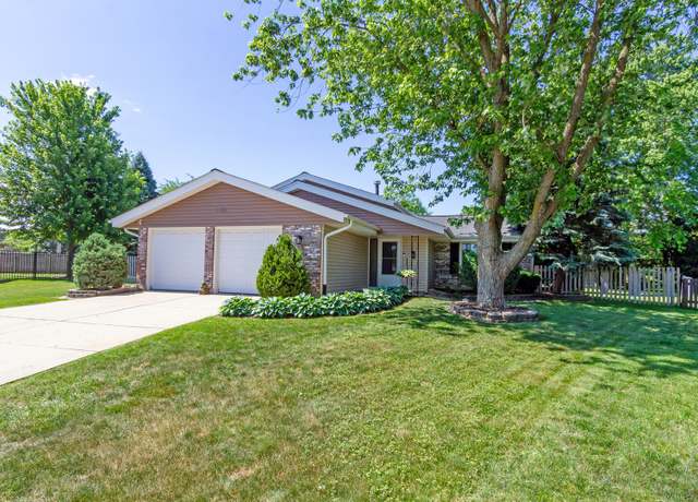 Property at 1150 Attleboro Ct, Schaumburg, IL 60193, 3 beds, 2.5 baths