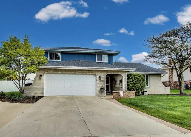 Property at 14109 Yorktown Dr, Orland Park, IL 60462, 3 beds, 2.5 baths