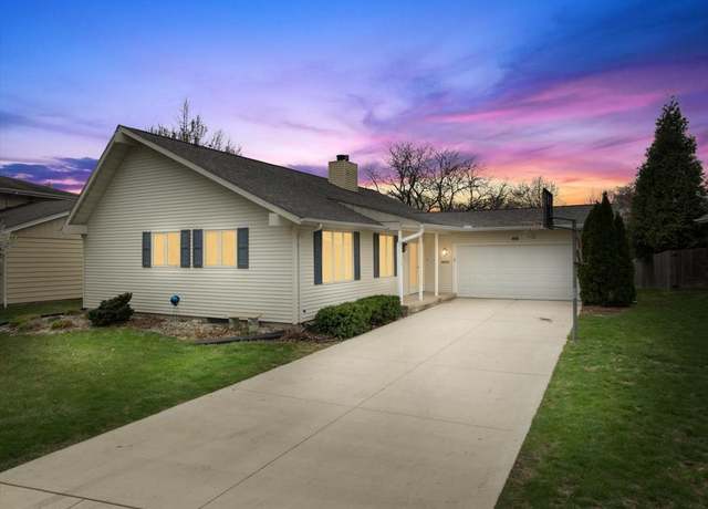 Property at 40 Kenfield Cir, Bloomington, IL 61704, 3 beds, 2.5 baths
