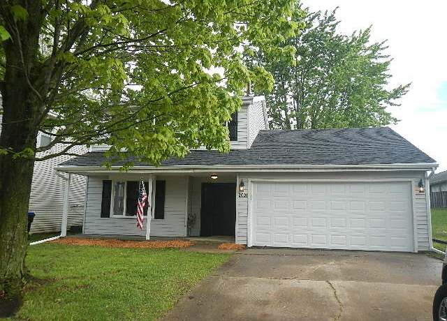 Property at 2001 Rainbow Ave, Bloomington, IL 61704, 3 beds, 1.5 baths