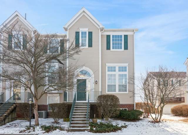 Property at 2432 Courtyard Cir #1, Aurora, IL 60506, 3 beds, 2.5 baths