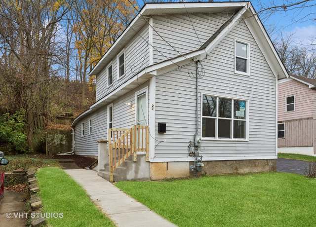Property at 27 N Lincoln Ave, Carpentersville, IL 60110, 3 beds, 1 bath