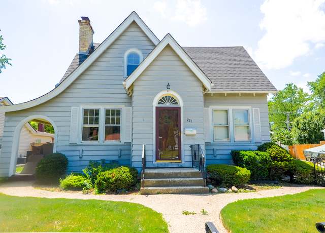 Property at 221 W Courtland St, Mundelein, IL 60060, 7 beds, 2 baths