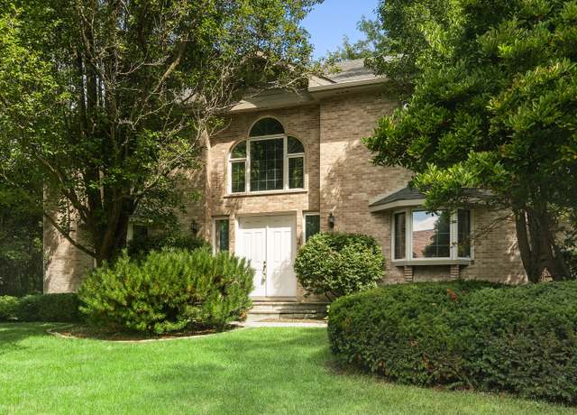 Property at 4 Mulberry Dr, Hawthorn Woods, IL 60047, 4 beds, 3 baths