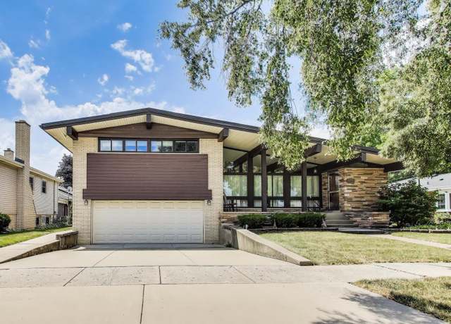 Property at 10020 S Karlov Ave, Oak Lawn, IL 60453, 4 beds, 3.5 baths