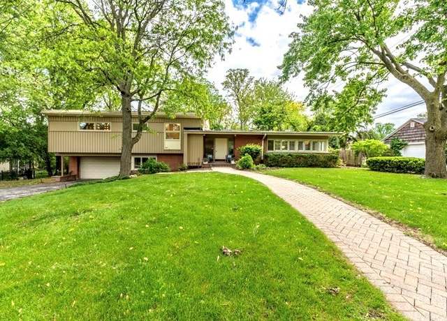 Property at 430 Briargate Ter, Hinsdale, IL 60521, 4 beds, 2.5 baths