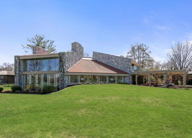 Property at 3208 Valley Brook Dr, Champaign, IL 61822, 5 beds, 5.5 baths