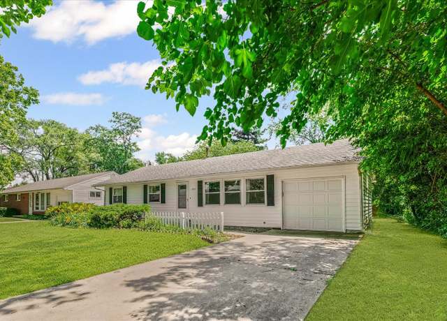 Property at 1807 Broadmoor Dr, Champaign, IL 61821, 3 beds, 1 bath