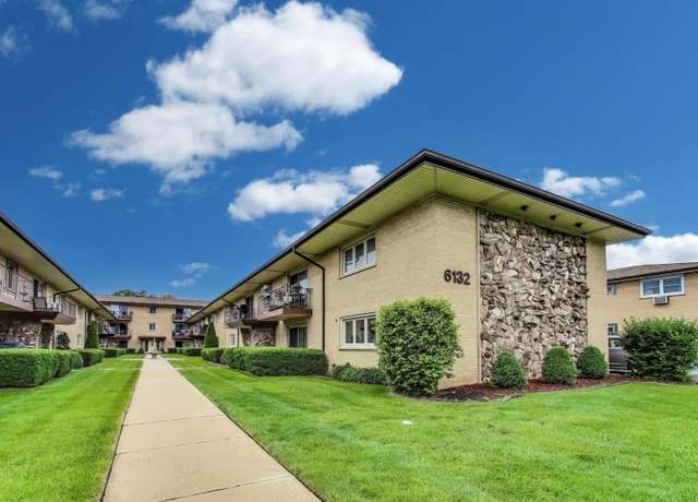 Property at 6132 S Kensington Ave Unit A, Countryside, IL 60525, 2 beds, 1.5 baths