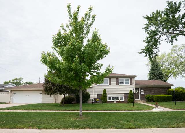 Property at 1272 Andrea Ln, Des Plaines, IL 60018, 3 beds, 2 baths