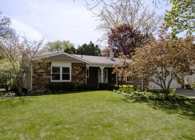 Property at 1100 Juniper Pkwy, Libertyville, IL 60048, 3 beds, 2 baths