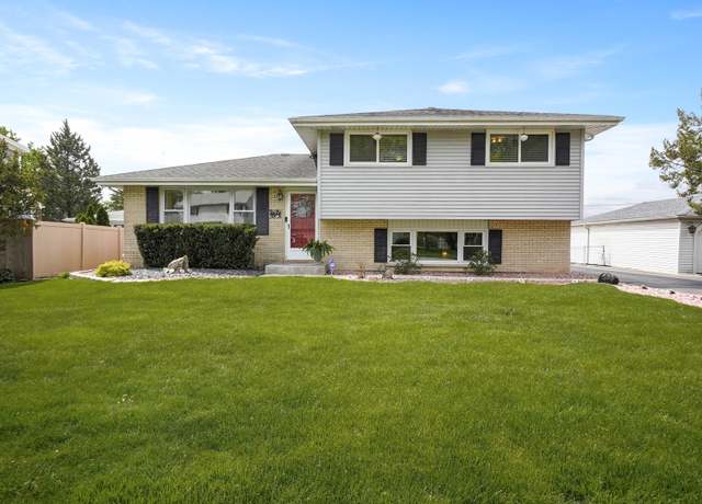 Property at 7821 W 99th St, Palos Hills, IL 60465, 3 beds, 1.5 baths