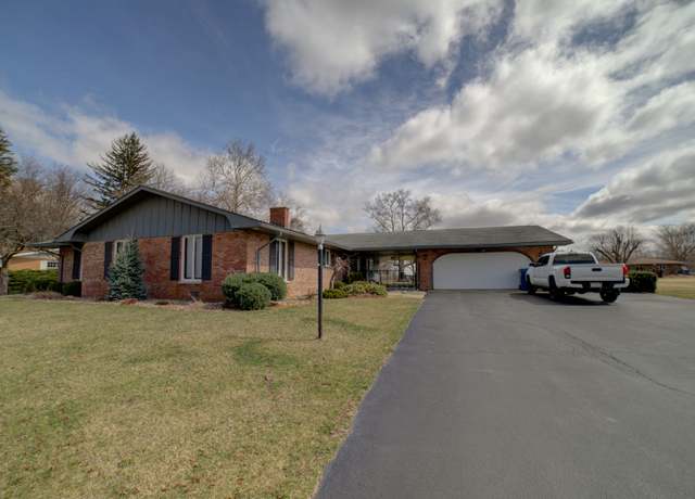 Property at 940 S Belmont Ave, Watseka, IL 60970, 4 beds, 2.5 baths