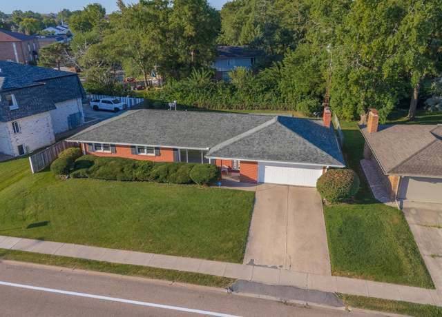 Property at 121 S Regency Dr, Bloomington, IL 61701, 3 beds, 3 baths