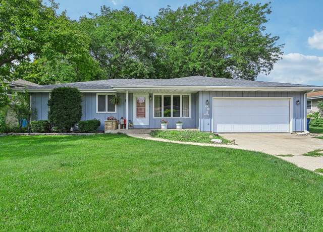 Property at 698 Hiawatha Dr, Elgin, IL 60120, 3 beds, 1.5 baths