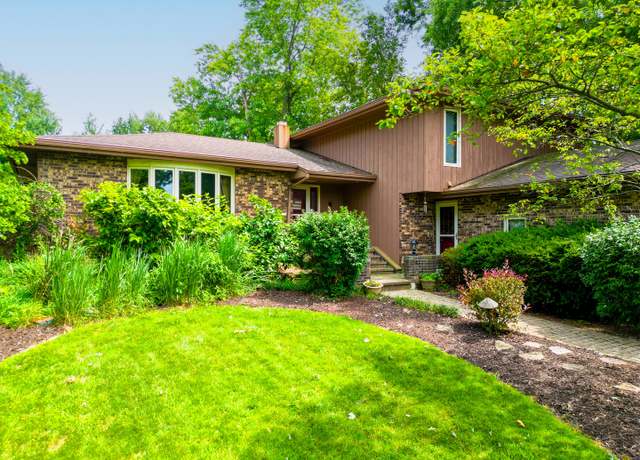Property at 4N929 W Mary Dr, St. Charles, IL 60175, 5 beds, 2.5 baths